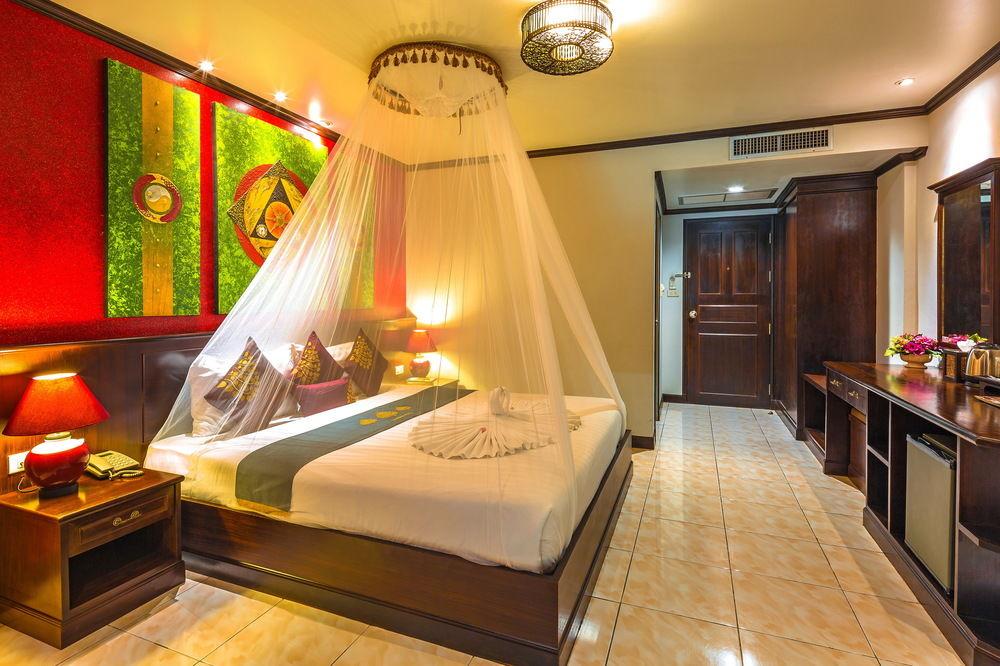Tanawan Phuket Hotel Patong Exterior photo