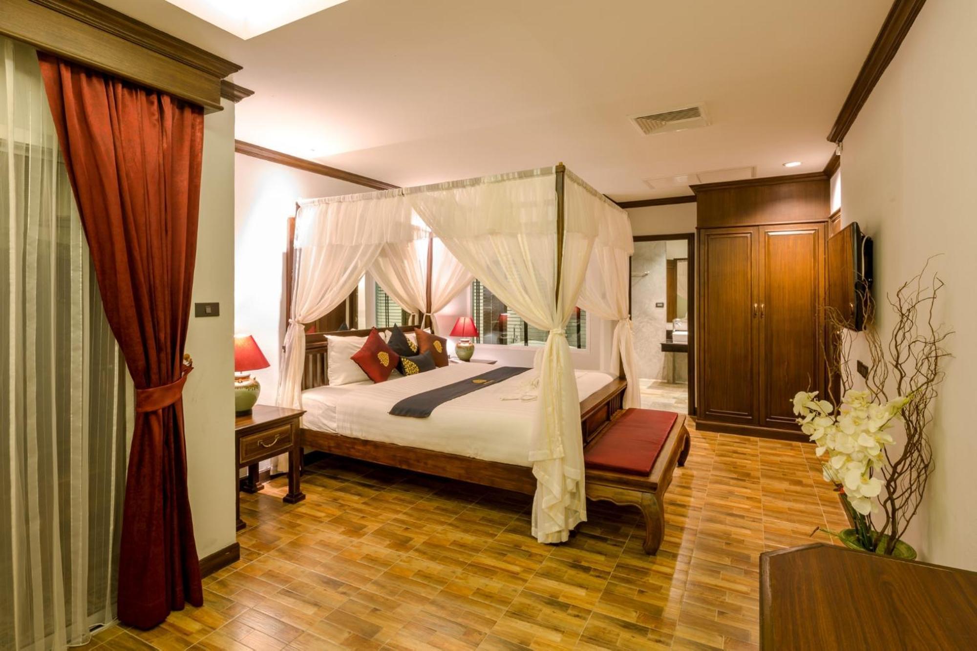 Tanawan Phuket Hotel Patong Exterior photo