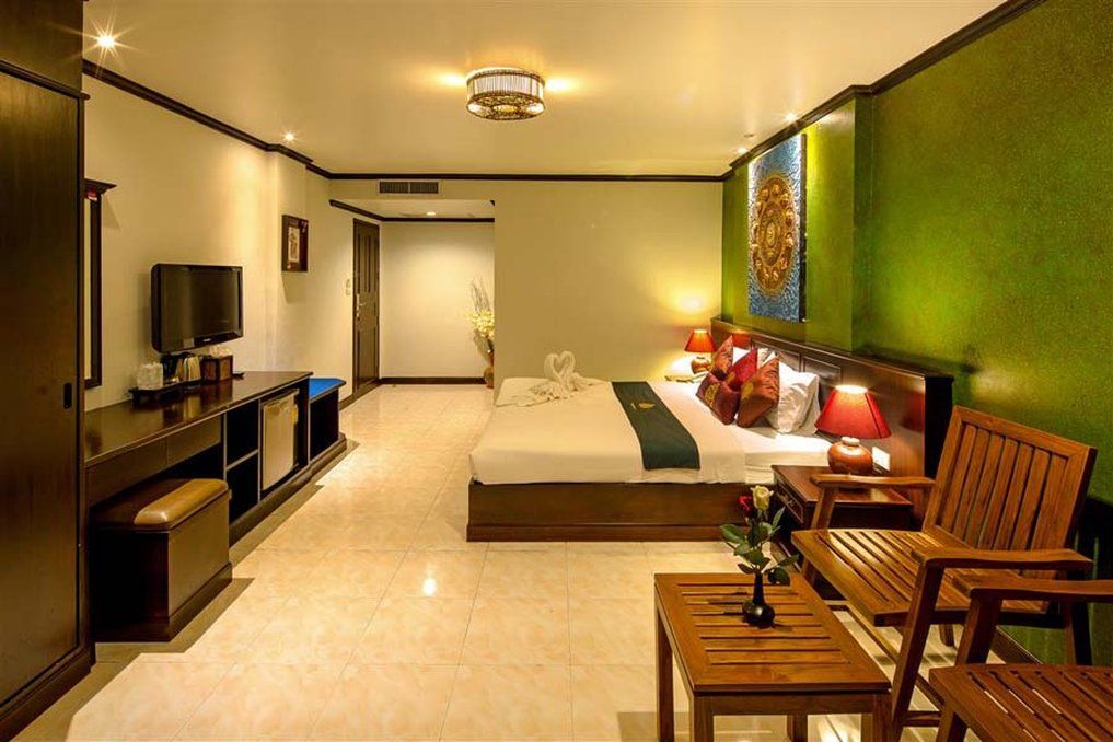 Tanawan Phuket Hotel Patong Exterior photo